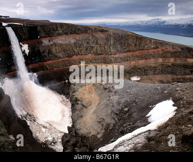 La Hengifoss Cascade Rivière Lagarfljot Lake l'Islande La Hengifoss Nature Preserve peut quatre cents pieds falls 45 H IC2 Banque D'Images