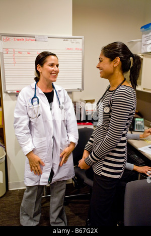 Deux femmes médecins qui parlent à l'Hôpital pour enfants du comté d'Orange à Orange, Californie, USA Banque D'Images