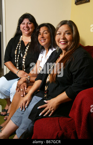 Les femmes membres de la tribu Acjachemen, posant à San Juan Capistrano, California, USA Banque D'Images