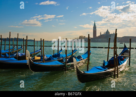 Les gondoles amarrées à San Marco de canal avec San Giorgio Maggiore en arrière-plan à Venise Italie Europe Banque D'Images