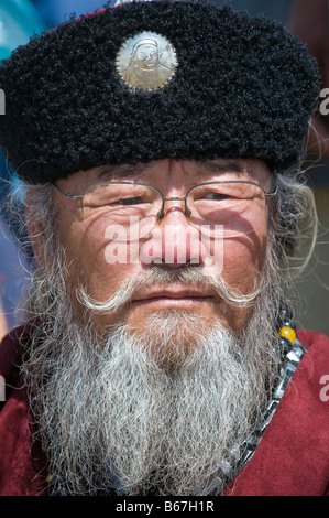 Habillé de façon traditionnelle mongole ethniques assiste à été Xiwuzhumuqinqi Festival Naadam en Mongolie intérieure, Chine Banque D'Images