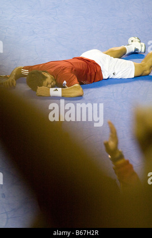 Joueur de tennis espagnol Fernando Verdasco tombe au sol pour célébrer la victoire de la finale de Coupe Davis 2008 contre l'argentin Banque D'Images