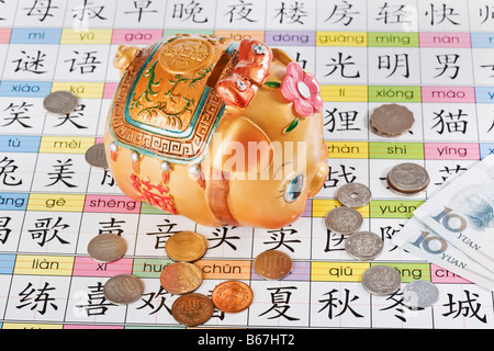 Close-up d'une tirelire avec monnaie chinoise Banque D'Images