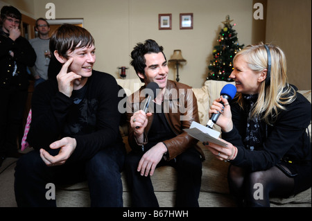 STEREOPHONICS SINGER KELLY JONES AVEC LE BASSISTE RICHARD JONES D'ÊTRE INTERVIEWÉ PAR JO WHILEY DE RADIO ONE À LEUR MAISON FAMILIALE EN Banque D'Images