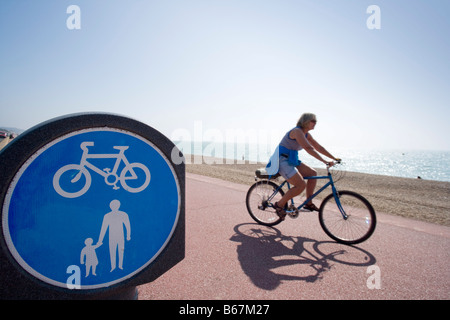 Cycliste sur route] [cycle côtières de Hythe Kent [National Cycle route Réseau 2] Banque D'Images