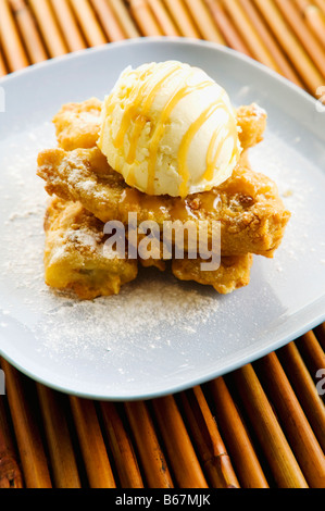 Close-up d'un beignet de banane servi dans une assiette Banque D'Images