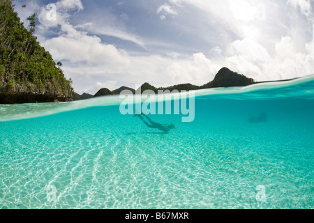 Snorkeler en Lagoon Raja Ampat en Papouasie occidentale en Indonésie Banque D'Images