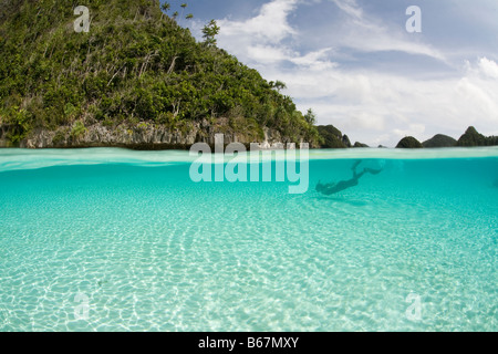 Snorkeler en Lagoon Raja Ampat en Papouasie occidentale en Indonésie Banque D'Images