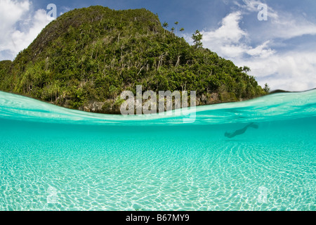 Snorkeler en Lagoon Raja Ampat en Papouasie occidentale en Indonésie Banque D'Images