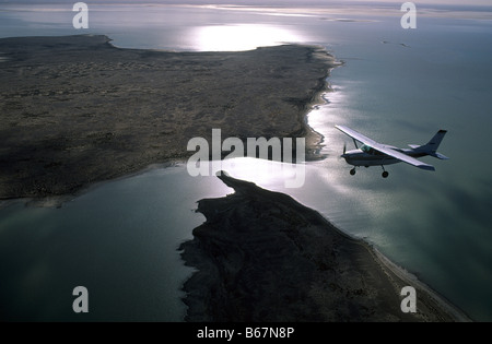 Vol au dessus de l'eau partiellement rempli salt lake lac Eyre, Australie du Sud, Australie Banque D'Images