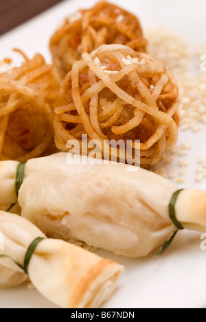 Boules de crevettes enveloppés dans des nouilles de riz et servi avec sushi Banque D'Images