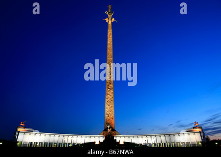 Musée de la Grande Guerre patriotique (Seconde Guerre mondiale) avec obélisque tôt le matin au parc de la victoire à Moscou, Russie Banque D'Images