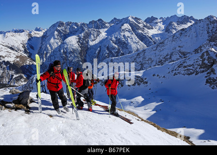 Groupe de randonneurs sur sommet de Schafkopf, gamme de Lechtal, Tyrol, Autriche Banque D'Images