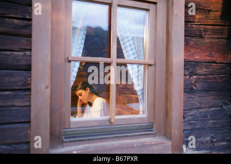 Femme dans l'Alp Lodge, Heiligenblut, le Parc National du Hohe Tauern, Carinthie, Autriche Banque D'Images