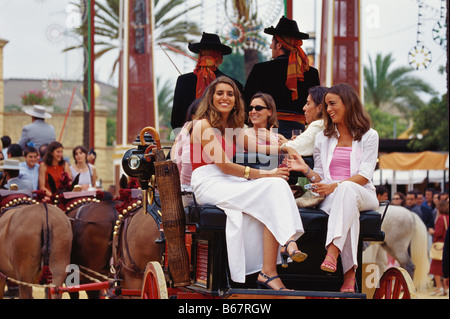 Les femmes dans un chariot à cheval Feria del Caballo, Jerez de la Frontera, Provinz Cádiz, Andalousie Banque D'Images