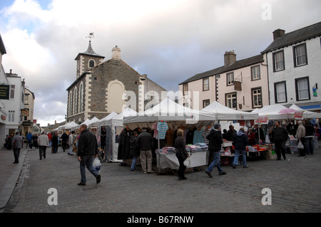 Le marché extérieur près de la Moot Hall à Keswick Cumbria Royaume-Uni Banque D'Images