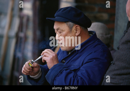 Un vieil homme fumant une pipe, l'homme Local, Chengdu, Chine Banque D'Images