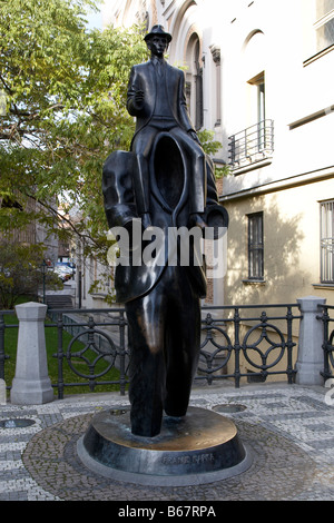 Franz Kafka monumber situé entre la synagogue espagnole et l'église de l'Esprit Saint, Prague Banque D'Images