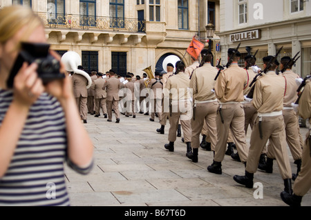 Young woman photographing relève de la garde au Palais grand-ducal, Luxembourg, Luxembourg Banque D'Images