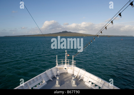 MS Bremen et Bow, l'Île Rangitoto Golfe d'Hauraki, près de l'île du nord, Auckland, Nouvelle-Zélande Banque D'Images