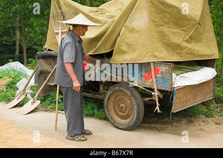 Debout à côté d'un agriculteur de la remorque du véhicule, Zhigou, Shandong Province, China Banque D'Images
