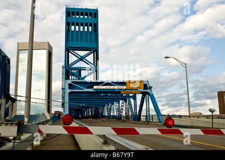 Pont de la rue principale avec barrière de circulation rouge et blanc jusqu'à Jacksonville en Floride Banque D'Images