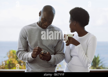 Couple Drinking Coffee sur balcon Banque D'Images