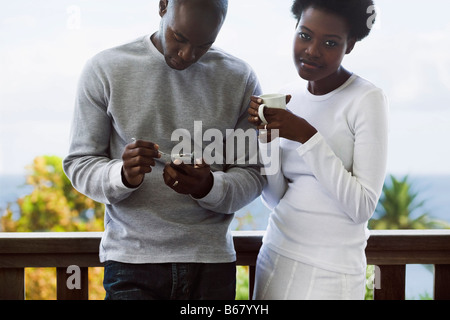 Couple Drinking Coffee sur balcon Banque D'Images