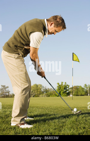 Man Playing Golf Banque D'Images