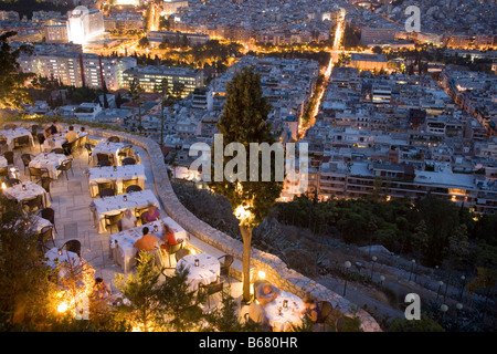 Vue depuis la colline Lykavittos plus d'un restaurant à l'océan de maisons de la ville de nuit, Athènes, Athens-Piraeus, Grèce Banque D'Images