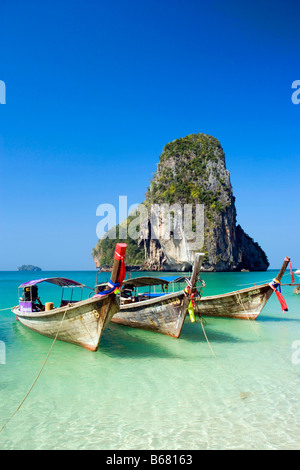 Bateaux ancrés, falaise de craie en arrière-plan, Phra Nang Beach, Laem Phra Nang Railay, Krabi, Thaïlande, après le tsunami Banque D'Images