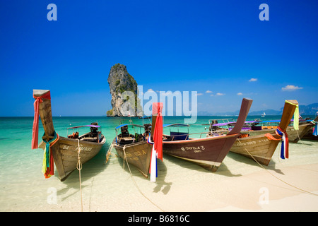 Bateaux ancrés au beach, Ko Poda en arrière-plan, Laem Phra Nang Railay, Krabi, Thaïlande Banque D'Images