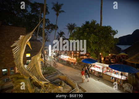 Vue sur Ko Phi Phi Don dans la soirée, Ko Phi Phi Don, Ko Phi Phi Island, Krabi, Thaïlande (après le tsunami) Banque D'Images