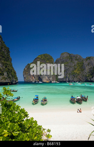 Vue sur la baie de Maya, une belle lagune pittoresque, célèbre pour l'Hollywood film 'La plage' avec des bateaux ancrés, Ko Phi-Phi Leh, Ko Banque D'Images