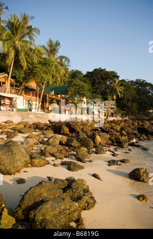 Voir à partir de la plage de galets de Boardwalk, Ao Ton Sai, Banyan Tree Bay, Ko Phi Phi Don, Ko Phi Phi Island, Krabi, Thaïlande, après la t Banque D'Images
