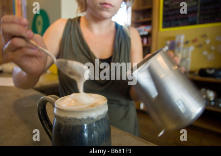 Faire le café barista, Café Bonjour, Lafayette, Louisiane, USA Banque D'Images