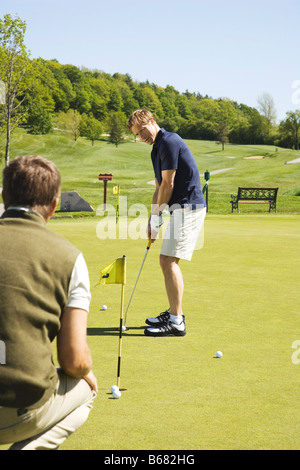 Les golfeurs pratiquant sur Putting Green Banque D'Images