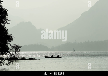 Sur le bateau de la famille dans le Lake District Banque D'Images