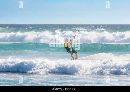 Le kitesurf à l'homme de la mer lourde Banque D'Images