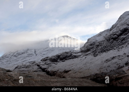 Ciel bleu, montagnes couvertes de neige et nuages Matin couvrant le paysage de la vallée de Glencoe écossais dans les highlands Banque D'Images