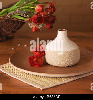 Still Life de vase blanc sur plateau en bois Banque D'Images