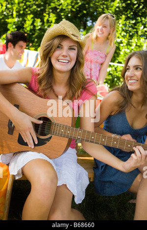 Femme jouant de la guitare à Backyard Barbeque, Portland, Oregon, USA Banque D'Images