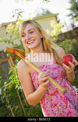 Femme en cour avec le Croquet Mallet et Ball, Portland, Oregon, USA Banque D'Images