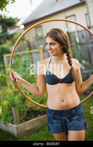 Femme avec Hula Hoop à Backyard Barbeque, Portland, USA Banque D'Images