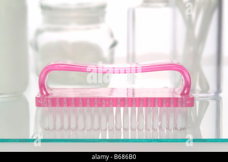 Brosse à ongles sur une étagère en verre Banque D'Images