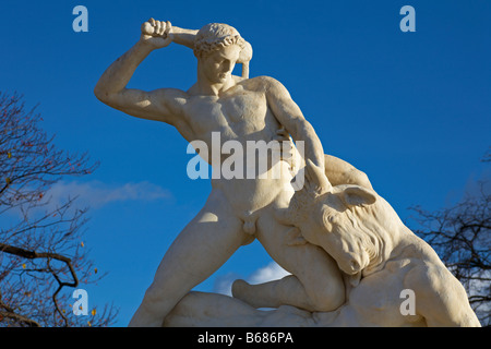 Thésée combattant le Minotaure une statue par Etienne Jules Ramey dans le jardins des Tuileries Paris France Banque D'Images