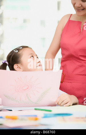 Mid adult woman smiling enseignement et sa fille Banque D'Images