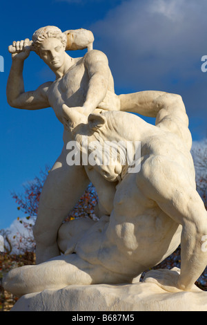 Thésée combattant le Minotaure une statue par Etienne Jules Ramey dans le jardins des Tuileries Paris France Banque D'Images