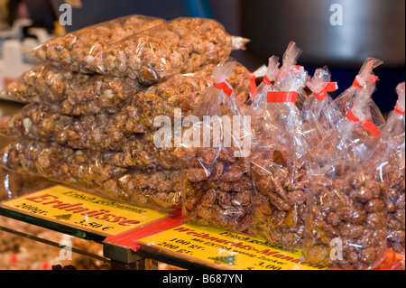 Les arachides et les amandes pour vendre à un étal sur un marché de Noël. Gebrannte Erdnüsse Mandeln und einem Stand auf Weihnachtsmarkt Banque D'Images