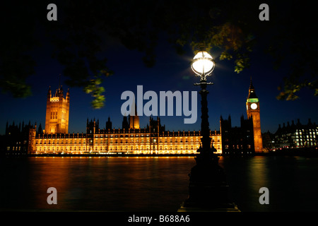 La recherche à travers Tamise, Albert Embankment aux chambres du Parlement, Westminster, Londres Banque D'Images